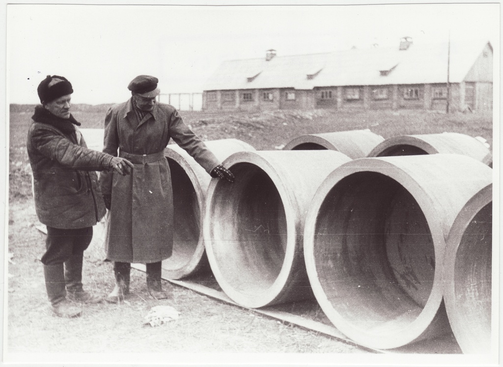 Jõgeva raj. "Ühistöö" kolhoosi VTS esimees K. Ponna ja kolhoosi esimees tuletõrjevahendeid kontrollimas, 1953.a.
