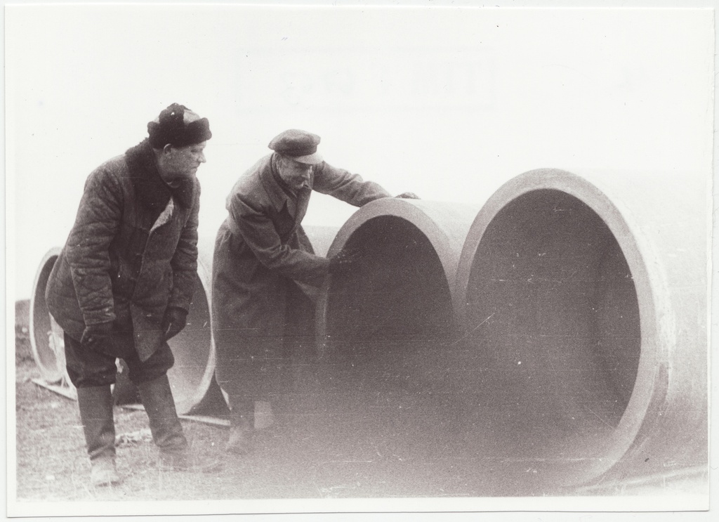Jõgeva raj. "Ühistöö" kolhoosi VTS esimees K. Ponna ja kolhoosi esimees tuletõrjevahendeid kontrollimas, 1953.a.