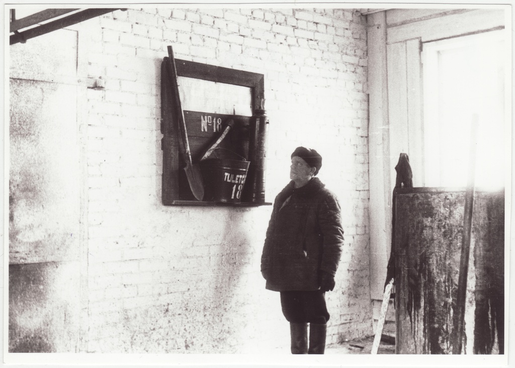 Jõgeva raj. "Ühistöö"kolhoosi VTS esimees K. Ponna tuletõrjevahendeid kontrollimas, 1953.a.