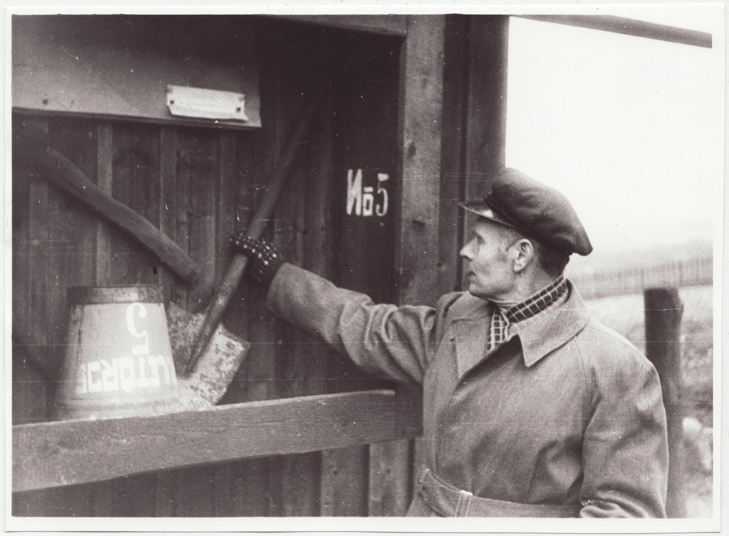 Jõgeva raj. "Ühistöö" kolhoosi VTS esimees K. Ponna tuletõrjevahendeid kontrollimas, 1953.a.