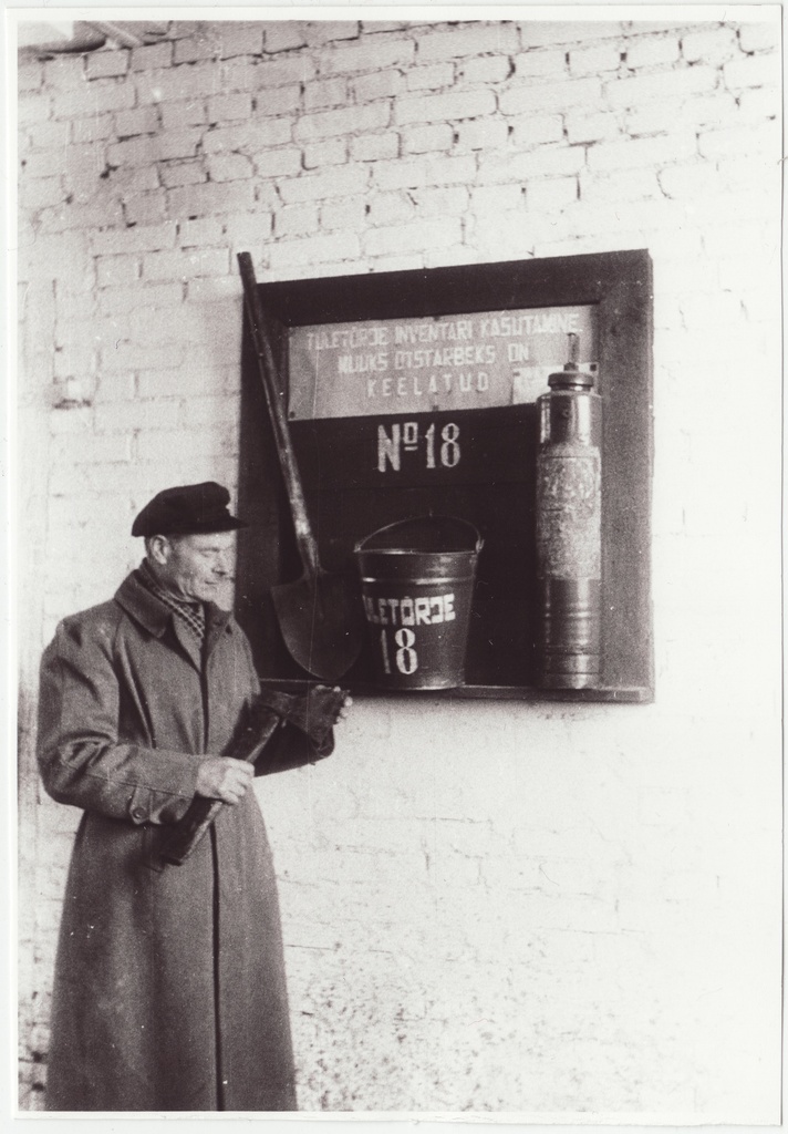 Jõgeva raj. "Ühistöö" kolhoosi VTS esimees K. Ponna esmaste kustutusvahendite kappe kontrollimas, 1953.a.