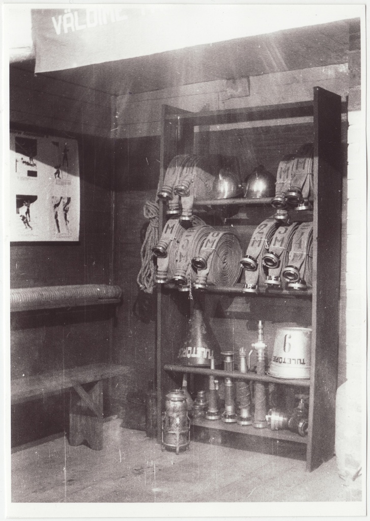 Jõgeva raj. "Ühistöö" kolhoosi VTS tuletõrjevahendite riiul, 1953.a.