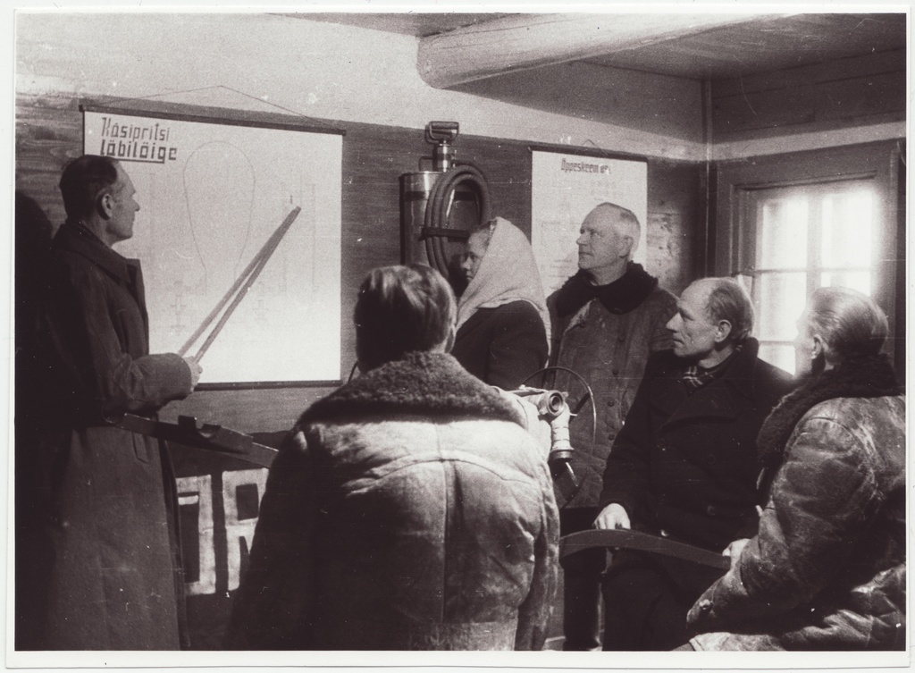 Jõgeva raj. "Ühistöö" kolhoosi VTS esimees K. Ponna tuletõrjeinstruktaaži läbi viimas, 1953.a.