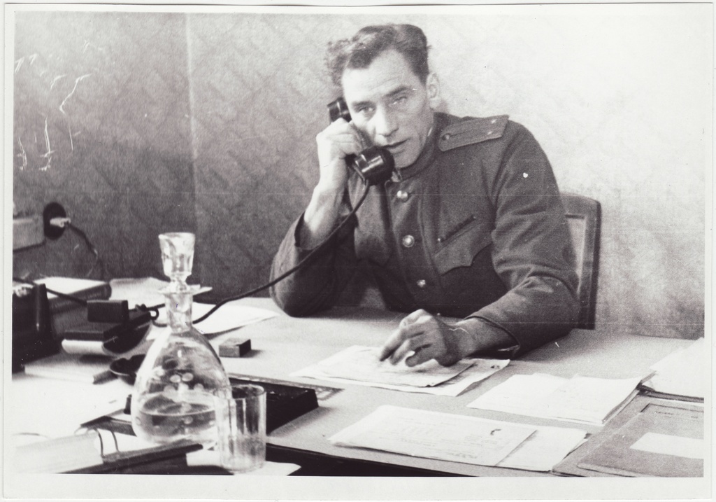 Tuletõrjekooli ülema asetäitja K. Randorg oma töölaua taga, 1951.a.