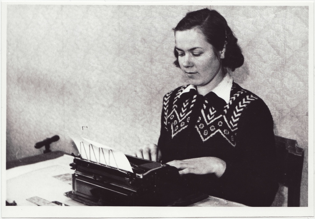 Tuletõrjekooli sekretär L. Petrova trükimasinal töötamas, 1951.a.
