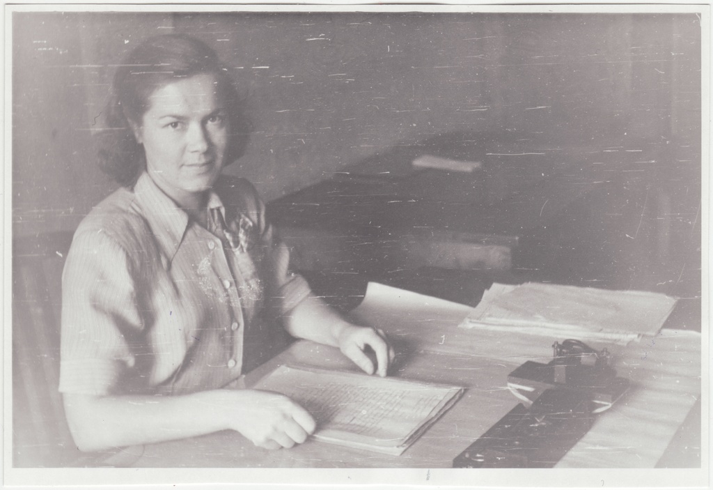 Tuletõrjekooli sekretär L. Petrova oma töölaua taga, 1951.a.