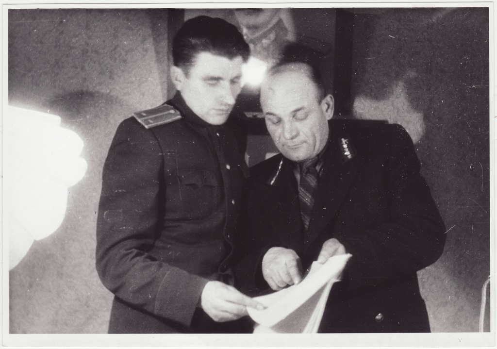 Pärnu LTK ülem S. Hatsatrjan ja Tuletõrje Valitsuse inspektor Sergei Semjonov, 1951.a.
