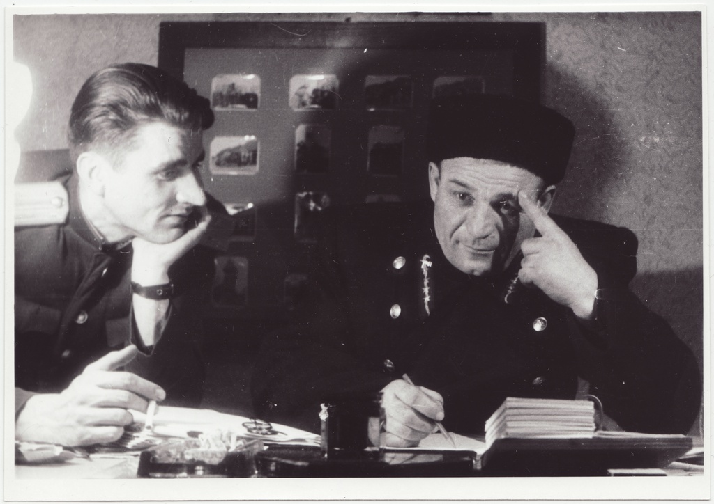 Pärnu LTK ülem S. Hatsatrjan (paremal) ja Tuletõrje Valitsuse inspektor Sergei Semjonov, 1951.a.