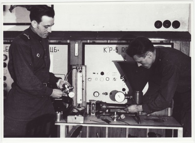 Tuletõrjekooli kursandid õppevahendeid korrastamas, 1950.a.  duplicate photo