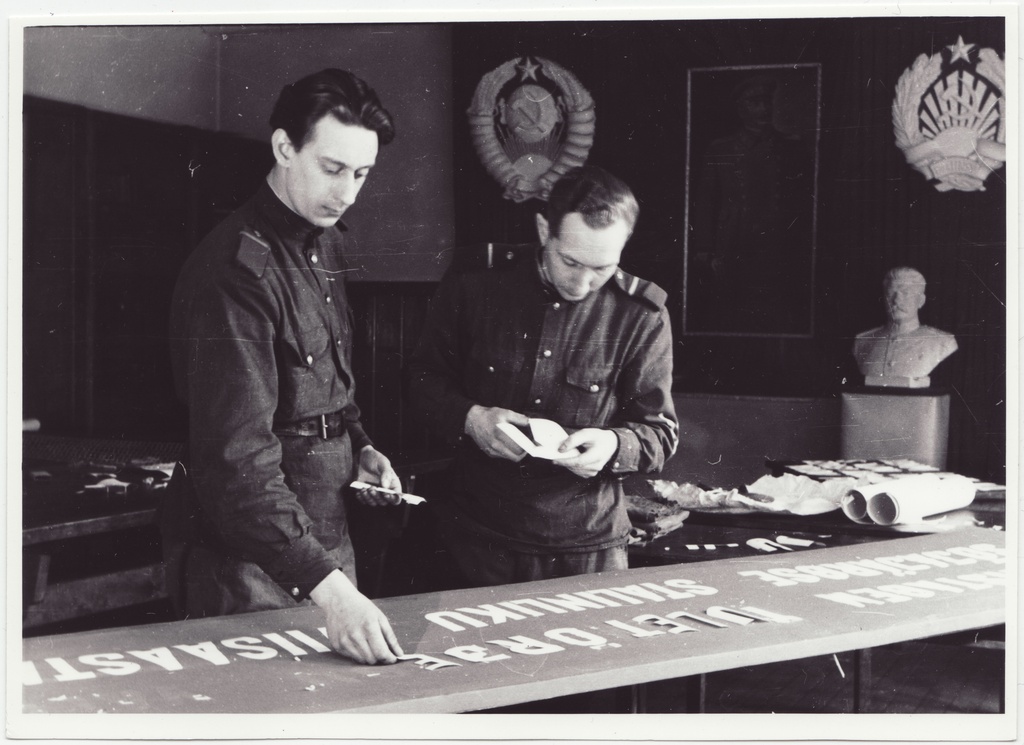 Tuletõrjekooli kursandid E. Roo (vasakul) ja L. Elb plakatit valmistamas, 1950.a.