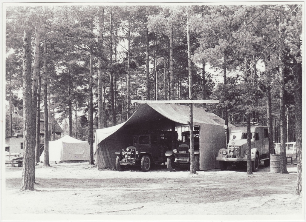 Tuletõrjekooli õppelaager Linda tn 6: autode telk, 1950.a.