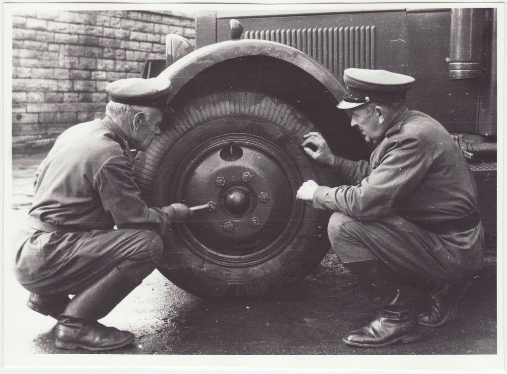 V STTÜ autojuhid Linamaa ja Uustalu rehvi kinnitusi kontrollimas, 1950.a.