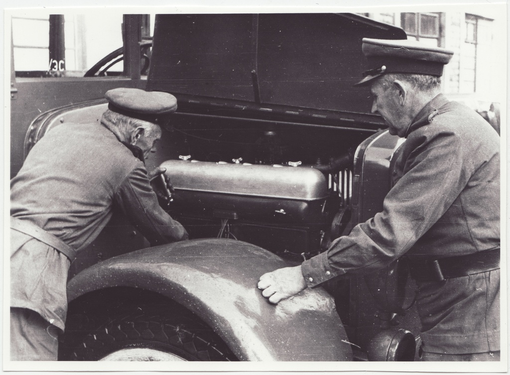 V STTÜ autojuhid Linamaa ja Uustalu mootorit reguleerimas, 1950.a.