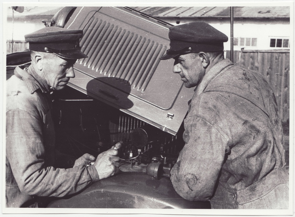V STTÜ töömehed mootori süüteküünlaid kontrollimas, 1950.a.