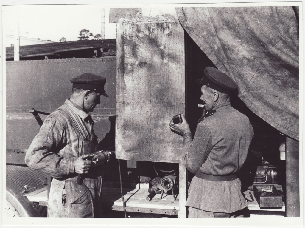 V STTÜ töömehed auto kere remontimas, 1950.a.