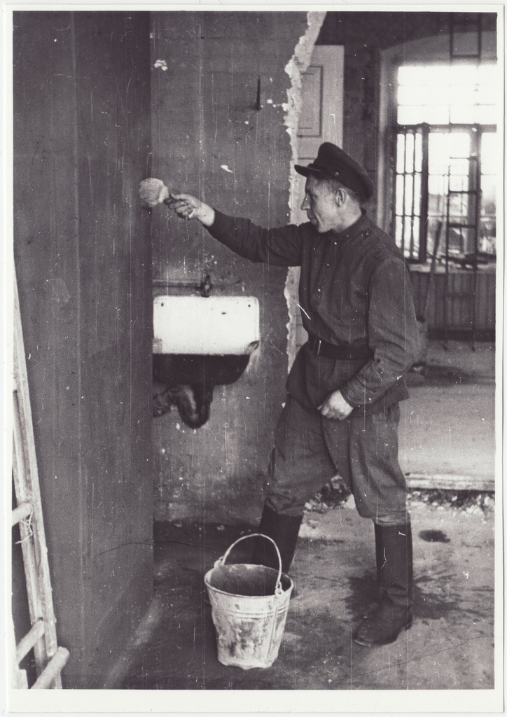 III ÜSTK ruumide remont Ankru tänaval: tõrjuja A. Lutter seina värvimas, 1950.a.