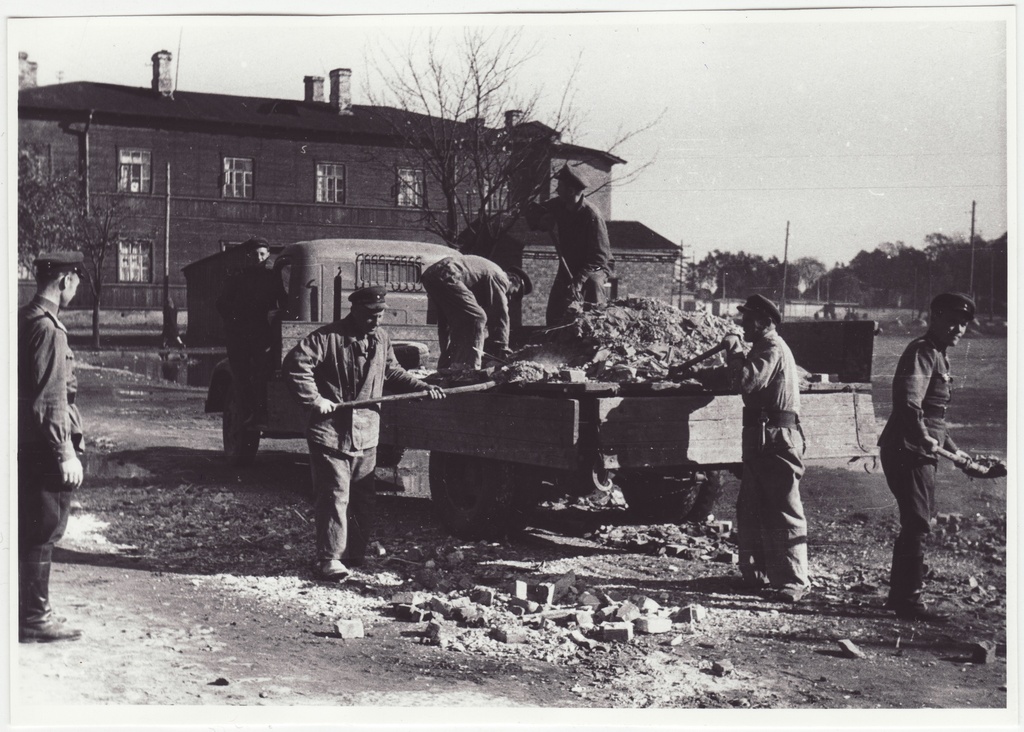 III ÜSTK ruumide remont Ankru tänaval: ehitusprahi autolt mahalaadimine, 1950.a.