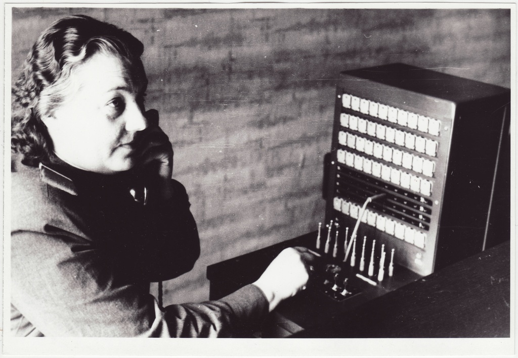 III ÜSTK sidekeskuses: telefonist H. Hein, 1952.a.
