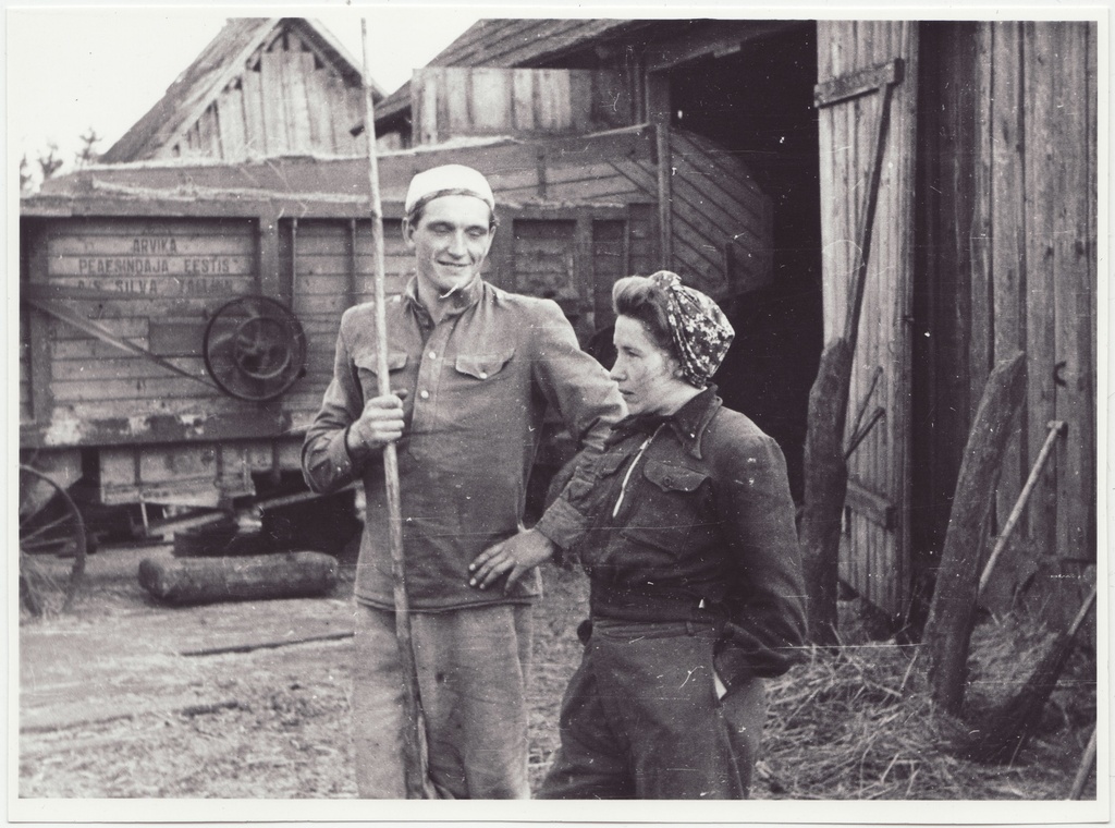 Tuletõrjekool Lihula rajooni Lembitu kolhoosi abistamas: kursant Loodus kolhoositariga mõtteid vahetamas, 1950.a.