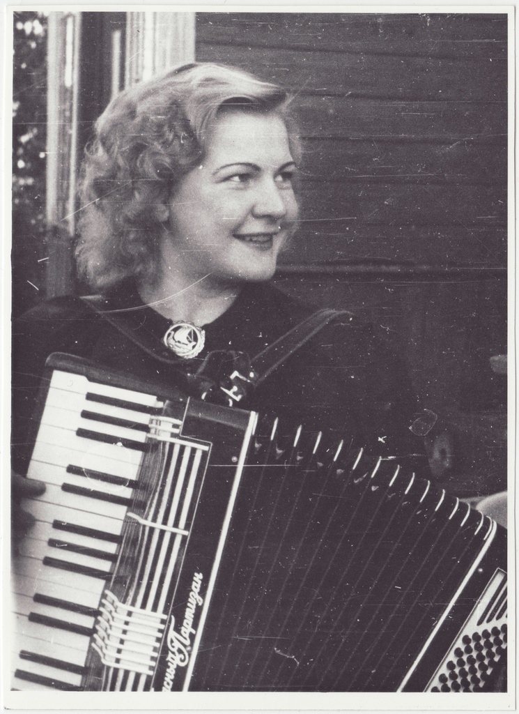 Tuletõrjekool Lihula rajooni Lembitu kolhoosi abistamas: kontorinoorik akordionit mängimas, 1950.a.