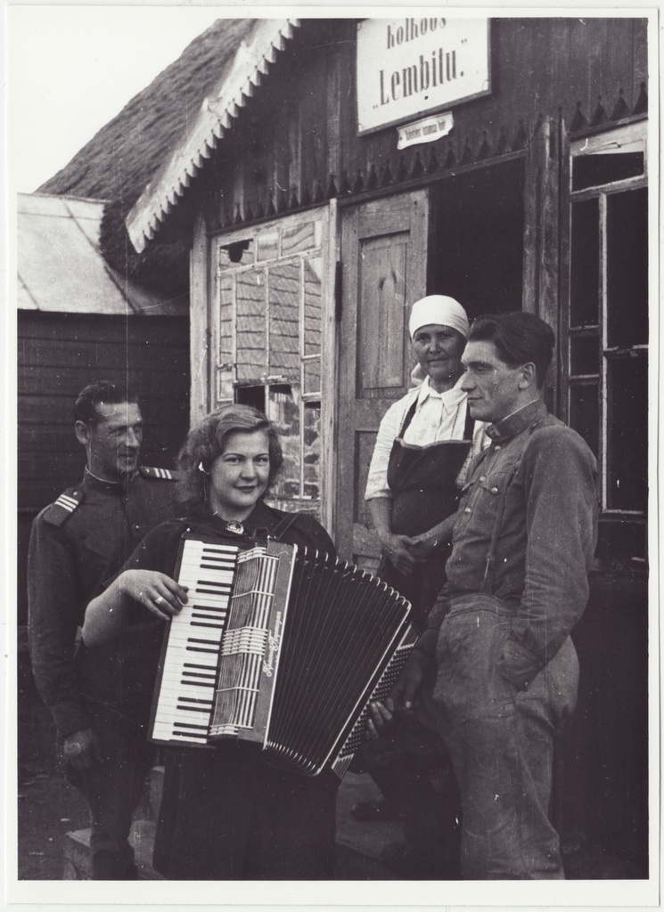 Tuletõrjekool Lihula rajooni Lembitu kolhoosi abistamas: kontorinoorik kursante lõbustamas, 1950.a.