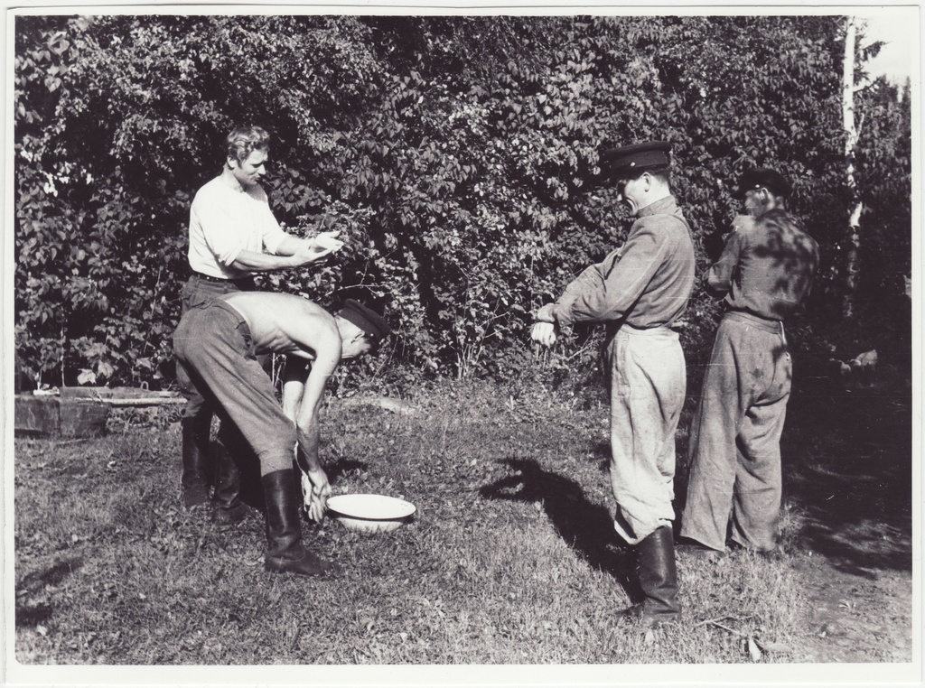 Tuletõrjekool Lihula rajooni Lembitu kolhoosi abistamas: kätepesemine enne lõunat, 1950.a.