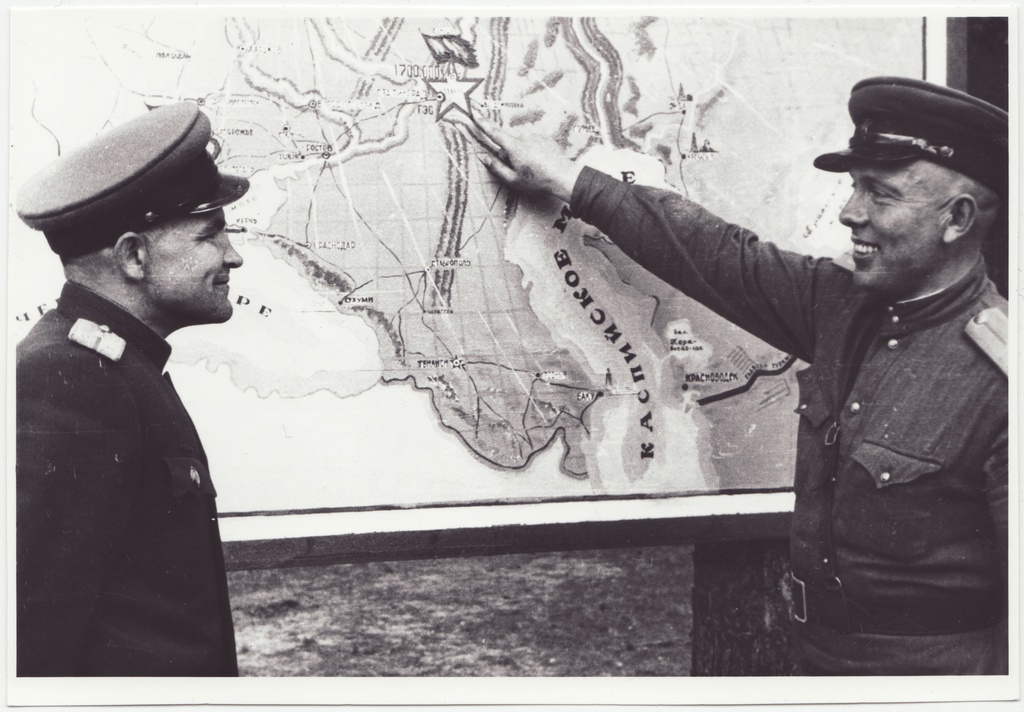 Tallinna sõjaväestatud tuletõrje komandodevahelised võistlused Linda tn 6: G. Müürisepp (vasakul) ja A. Jürna, 1951.a.