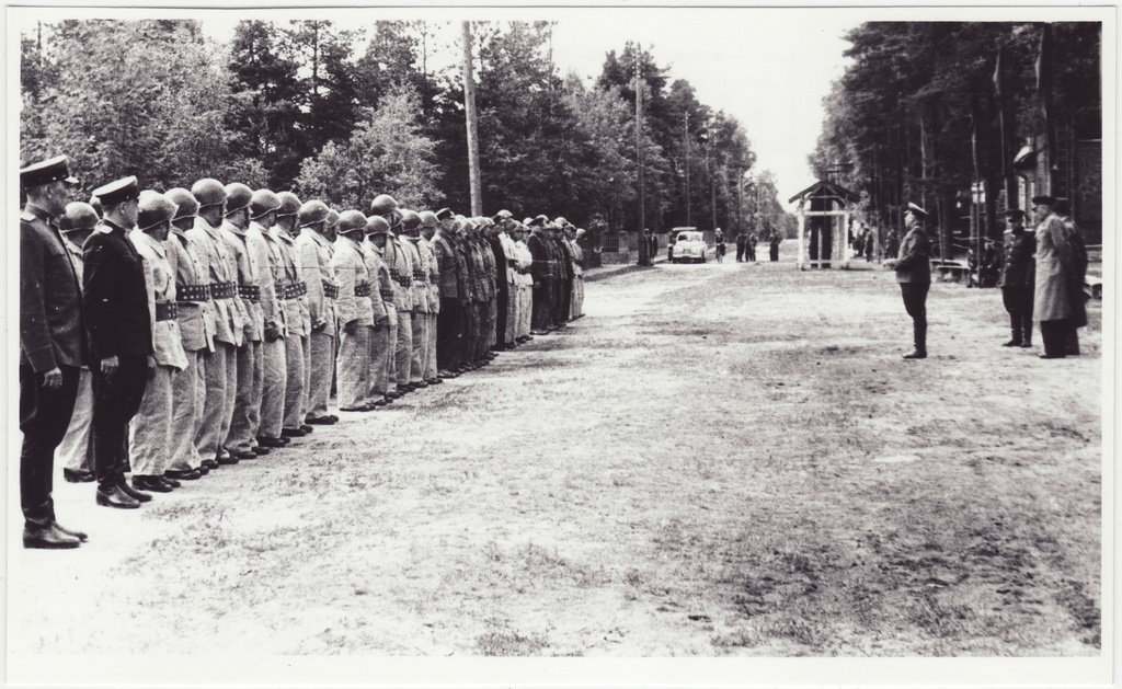 Tallinna sõjaväestatud tuletõrje komandodevahelised võistlused Linda tn 6: võistlejate rivi, 1951.a.