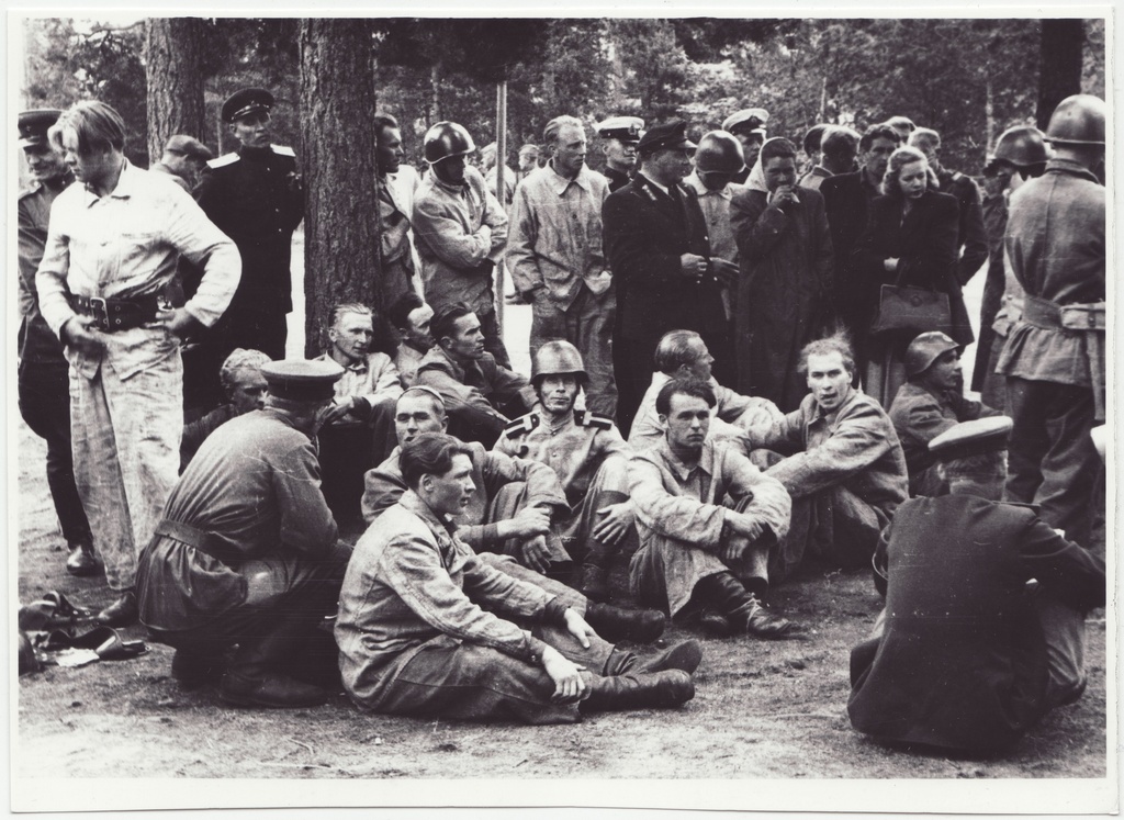 Tallinna sõjaväestatud tuletõrje komandodevahelised võistlused Linda tn 6: puhkehetk, 1951.a.