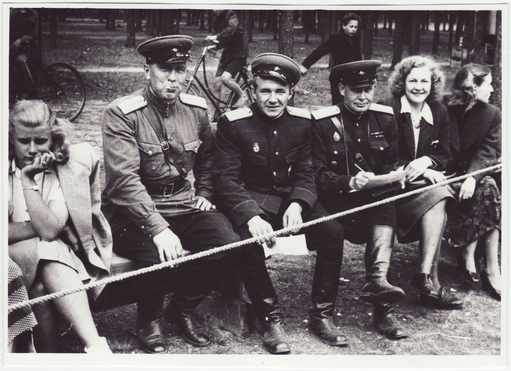 Tallinna sõjaväestatud tuletõrje komandodevahelised võistlused Linda tn 6: võistluste pealtvaatajad, 1951.a.