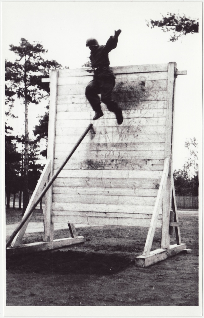 Tallinna sõjaväestatud tuletõrje komandodevahelised võistlused Linda tn 6: 3,5 m plangu ületamine, 1961.a.