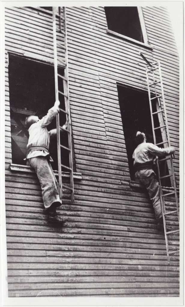 Tallinna sõjaväestatud tuletõrje komandodevahelised võistlused Linda tn 6: konksredeliga tõus 4. korrusele, 1951.a.