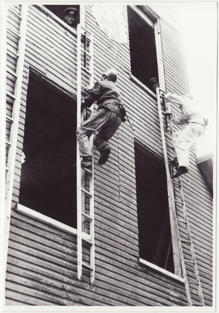 Tallinna sõjaväestatud tuletõrje komandodevahelised võistlused Linda tn 6: konksredeliga ronimine, 1951.a.