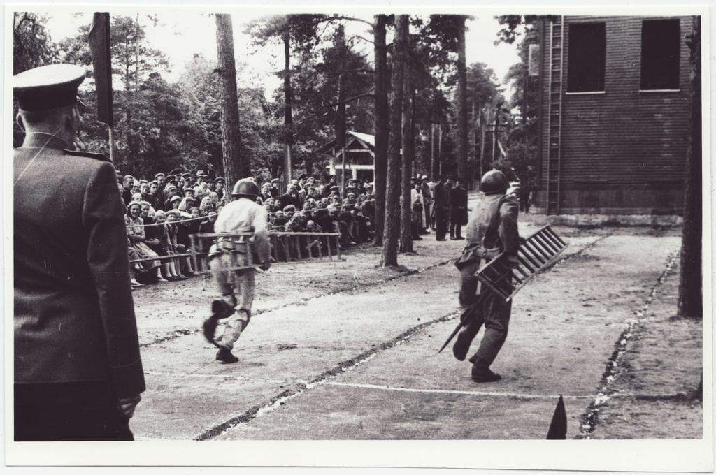 Tallinna sõjaväestatud tuletõrje komandodevahelised võistlused Linda tn 6: start konksredeliga, 1951.a.