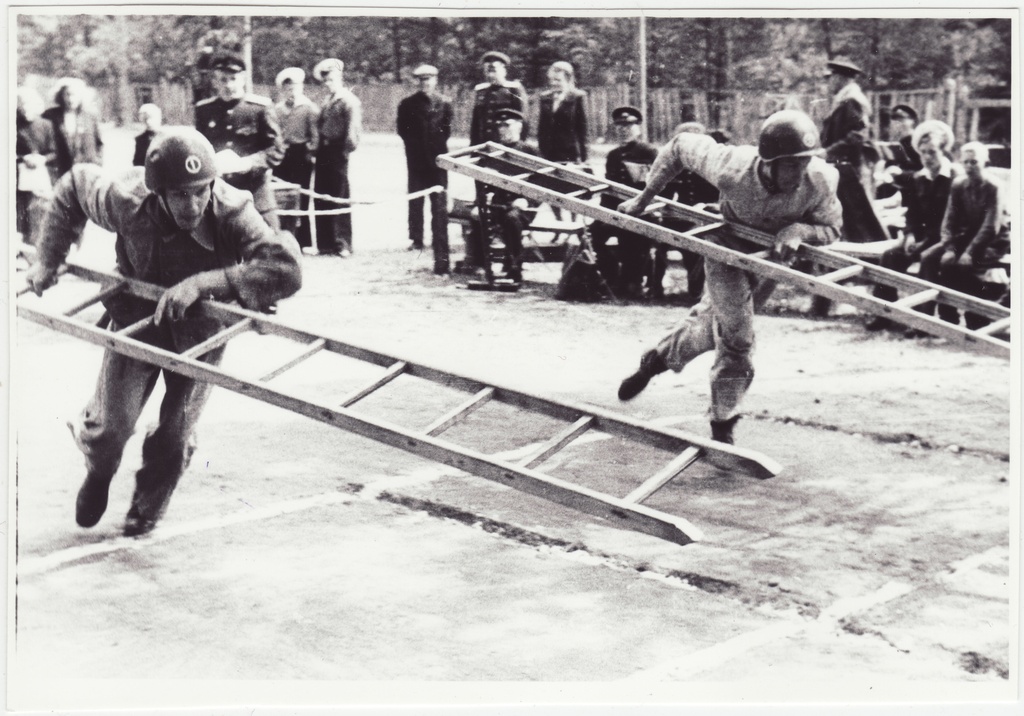 Tallinna sõjaväestatud tuletõrje komandodevahelised võistlused Linda tn 6: start konksredeliga, 1951.a.