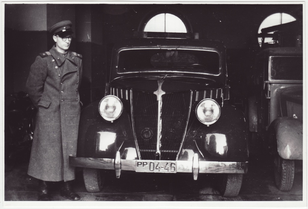 Tuletõrje Valitsuse auto Renault ja selle autojuht Kivimägi Gogoli (Raua) tn 2 garaazis, 1951.a.