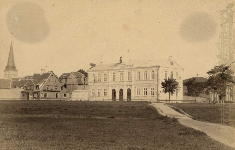 Photo, new school house of Pärnu girls school (so-called. White school house) on the corner of the knight and Ring Street.