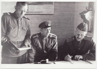 III ÜSTK ülem R. Mägi vahtkonna teenistust kontrollimas, 1951.a.  similar photo