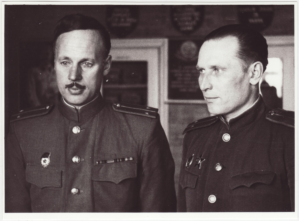 Kaksikportree: III ÜSTK ülem R. Mägi (vasakul) ja komando profülaktika inspektor Suvarov, 1953.a.