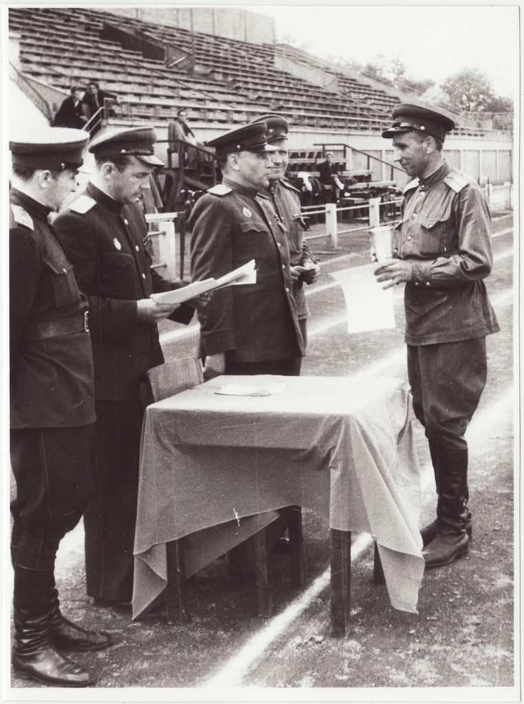 Tallinna sõjaväestatud tuletõrjekomandode  kergejõustiku võistluste võitjate autasustamine Dünamo staadionil: I ÜSTK ülem J. Moorkopp võtab vastu karika, 1953.a.