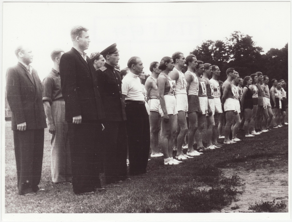Tallinna sõjaväestatud tuletõrjekomandode  kergejõustiku võistluste võitjate autasustamine Dünamo staadionil: kohtunike ja võistlejate rivi, 1953.a.