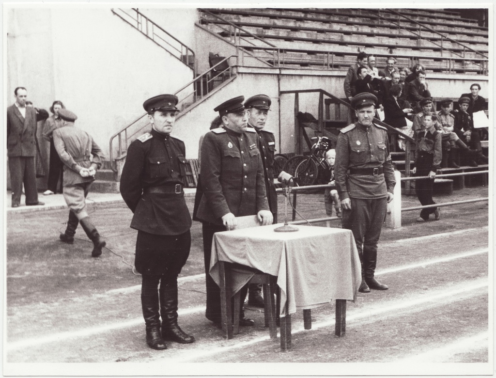 Tallinna sõjaväestatud tuletõrjekomandode  kergejõustiku võistluste võitjate autasustamine Dünamo staadionil: Tuletõrje Valitsuse juhtkond, 1953.a.