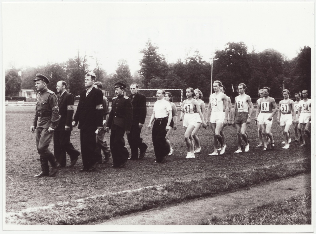 Tallinna sõjaväestatud tuletõrjekomandode  kergejõustiku võistluste võitjate autasustamine Dünamo staadionil: võistlejad marssimas, 1953.a.