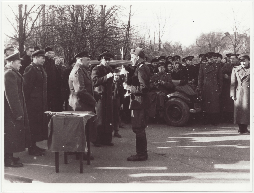 Tallinna sõjaväestatud tuletõrjekomandode  teatejooks Kadriorus: võitja autasustamine, 1953.a.