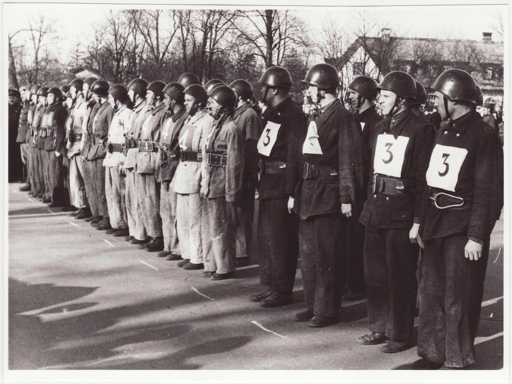 Tallinna sõjaväestatud tuletõrjekomandode  teatejooks Kadriorus: võistkonnad rivis, 1953.a.
