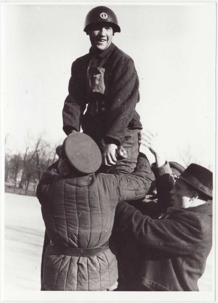Tallinna sõjaväestatud tuletõrjekomandode teatejooks Kadriorus: võitjameeskonna ankrumehe austamine, 1953.a.
