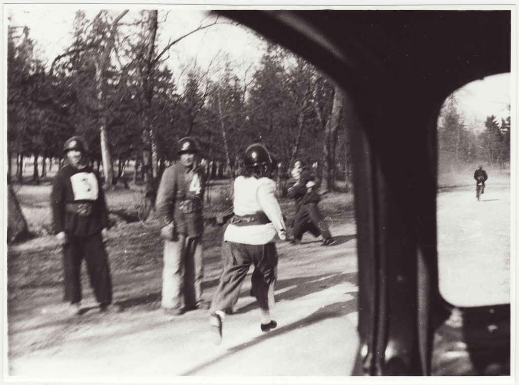 Tallinna sõjaväestatud tuletõrjekomandode  teatejooks Kadriorus: teatepulga üleandmine, 1953.a.