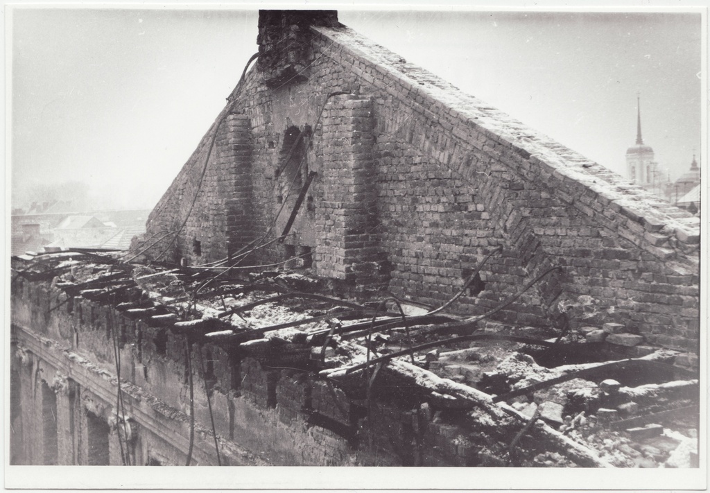 Tartu Ülikooli peahoone pärast tulekahju: müüripealne ja viil, 1965.a.