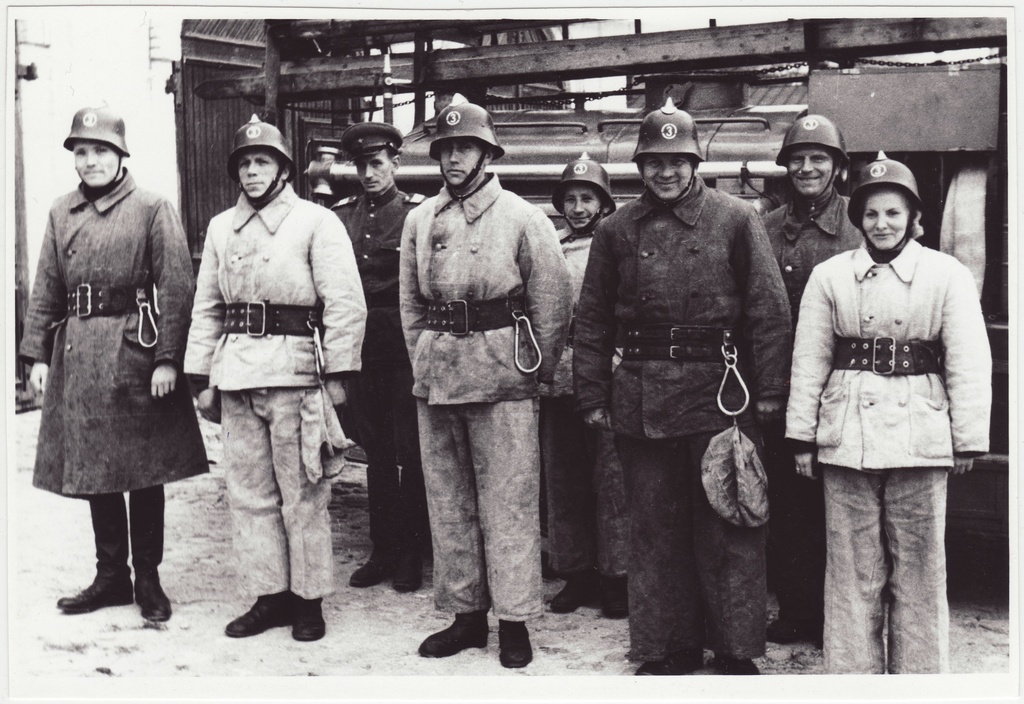 III ÜSTK vahtkond tuletõrjeauto juures Tallinnas, 1952.a.