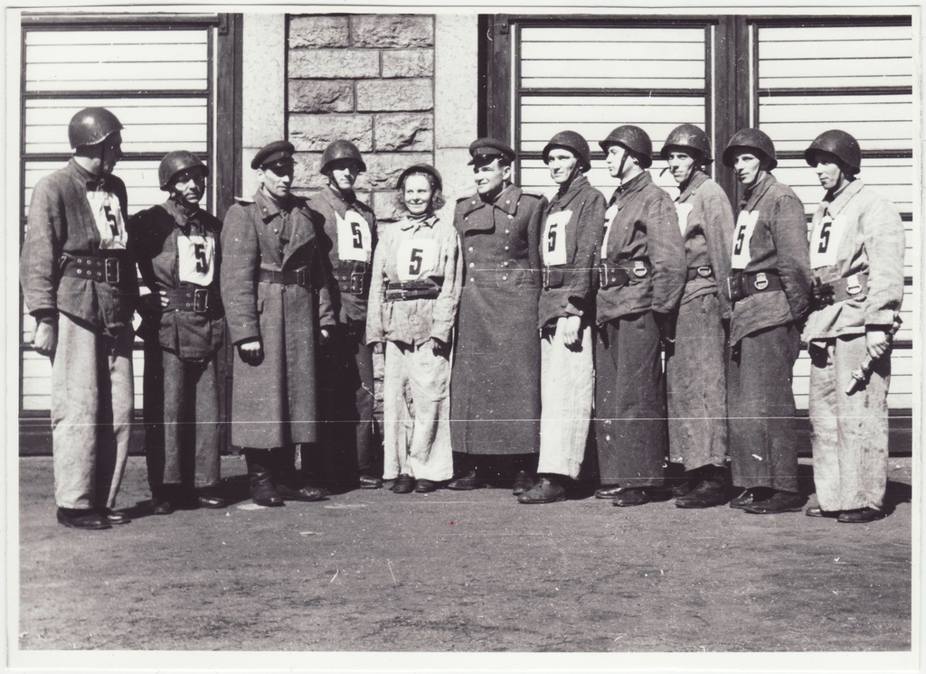 Tallinna tuletõrje 32. aastapäev: ümberlinna teatejooksu II koha saavutanud Tuletõrjekooli võistkond, 1950.a.